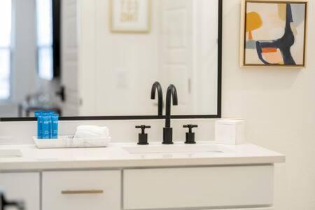 The O'Keeffe-2Nd Floor Boutique Hotel Suite Бентонвилль Экстерьер фото
