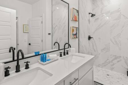 The O'Keeffe-2Nd Floor Boutique Hotel Suite Бентонвилль Экстерьер фото